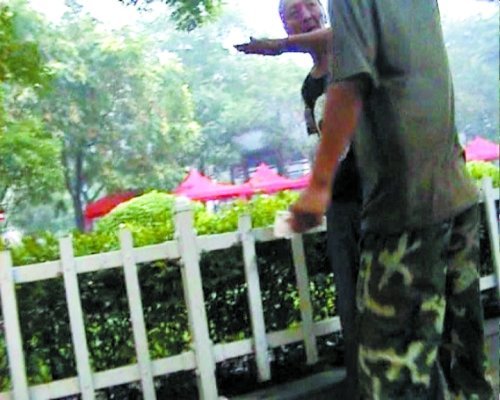 郑州街头男子狂殴老人续 老人挨打也非头一回